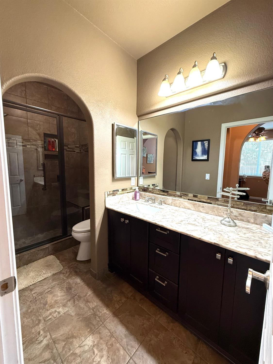 9190 Hunters Creek Way, Chowchilla, CA 93610