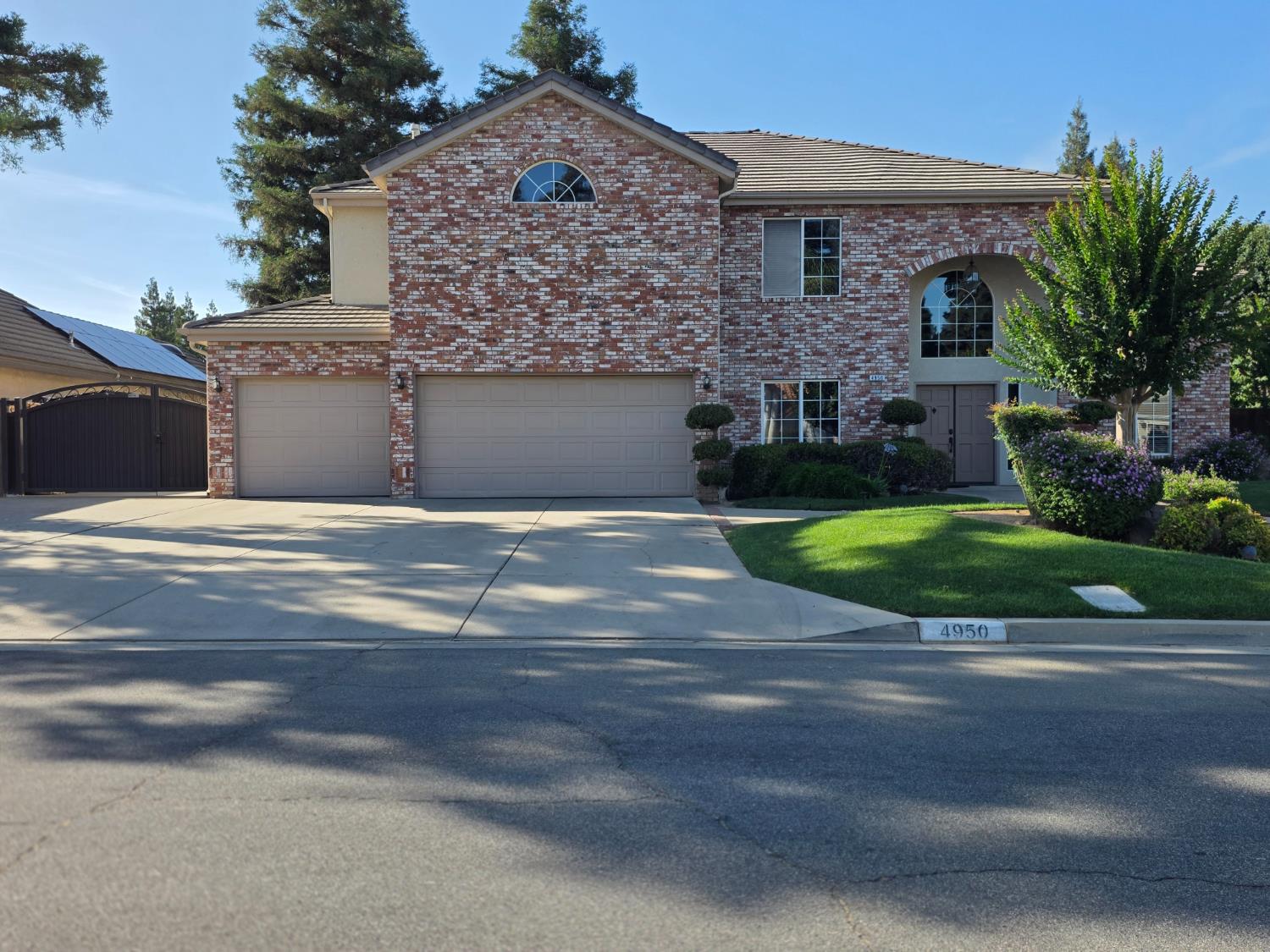 4950 W Minarets Ave, Fresno, CA 93722