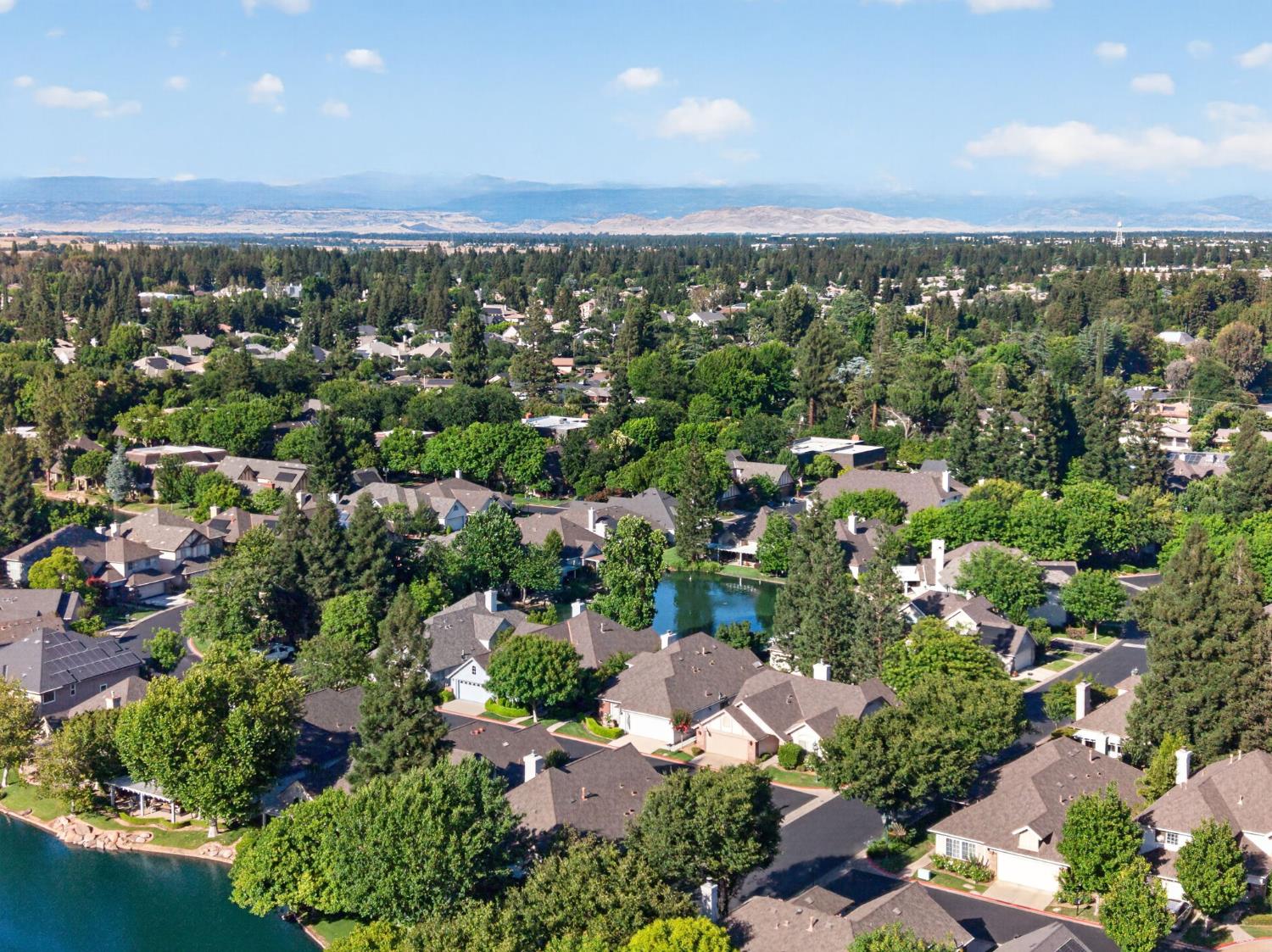 6652 N Seedlescombe Dr, Fresno, CA 93711