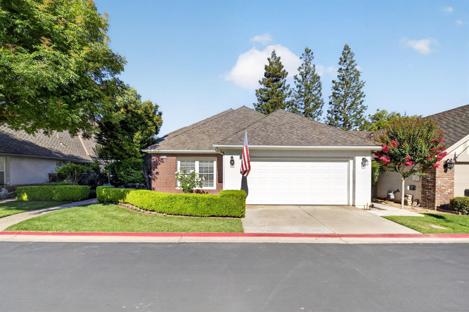 6652 N Seedlescombe Dr, Fresno, CA 93711