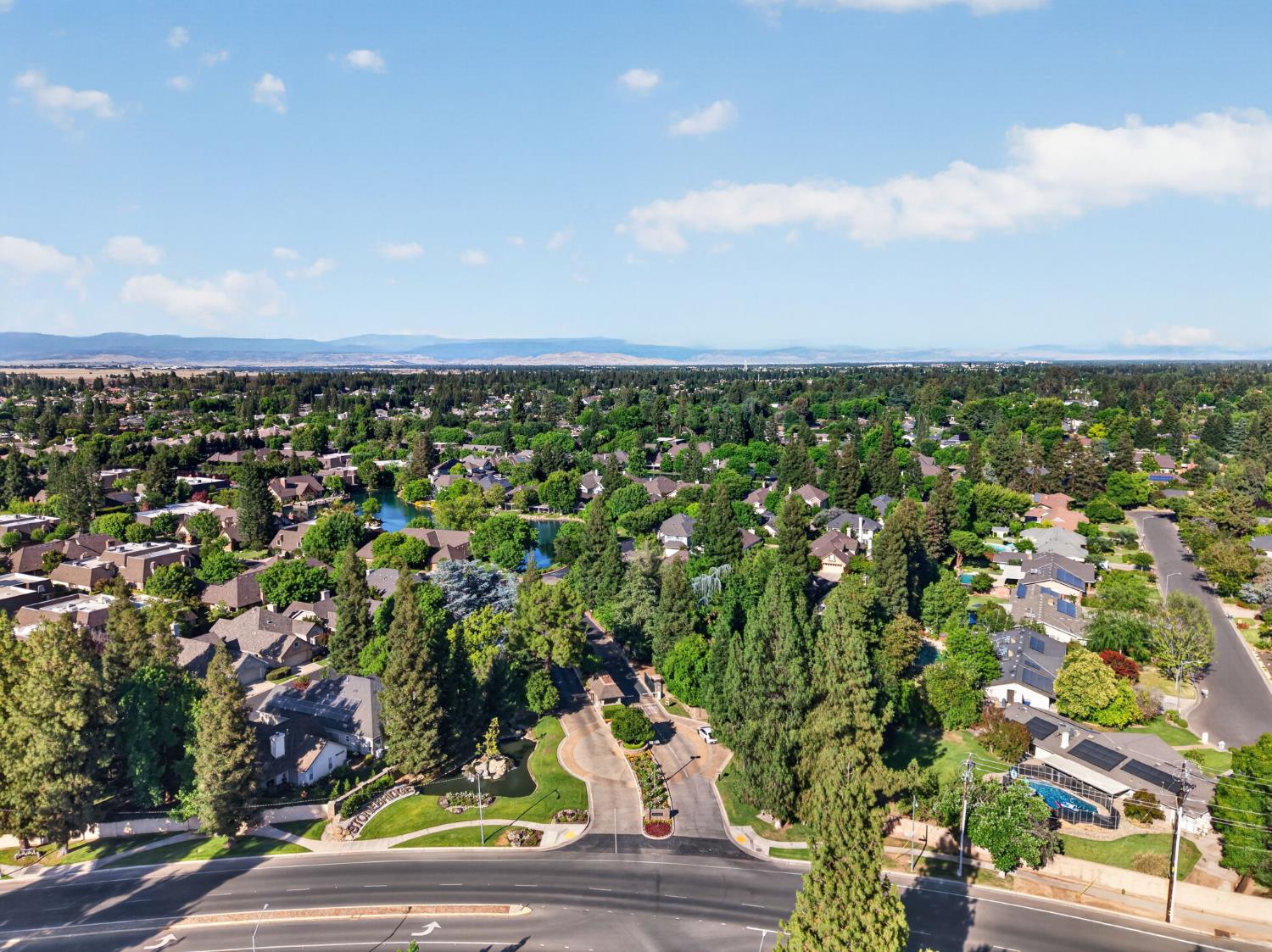 6652 N Seedlescombe Dr, Fresno, CA 93711