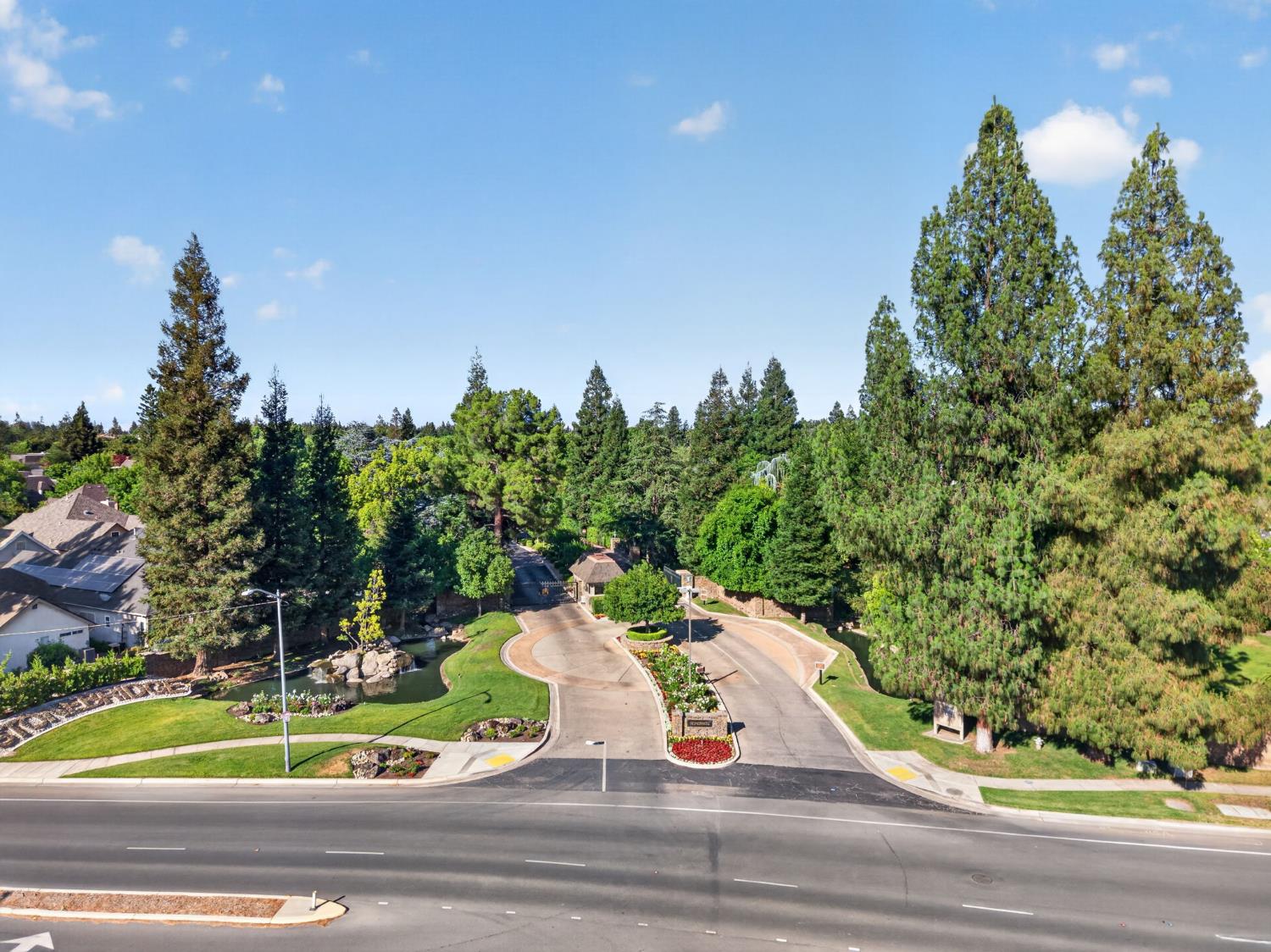 6652 N Seedlescombe Dr, Fresno, CA 93711