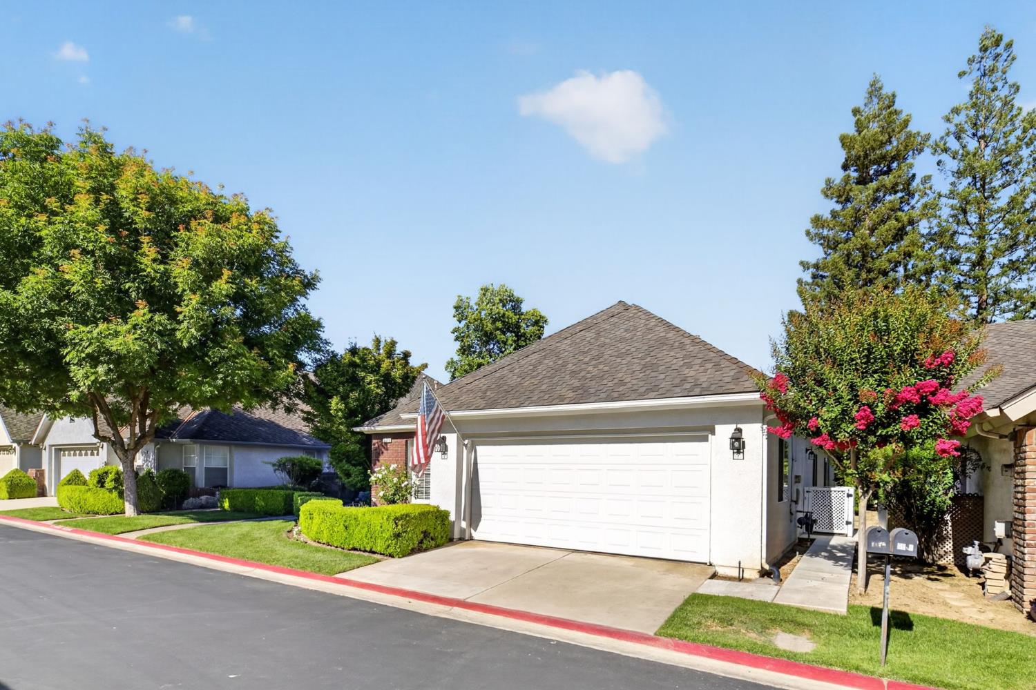 6652 N Seedlescombe Dr, Fresno, CA 93711