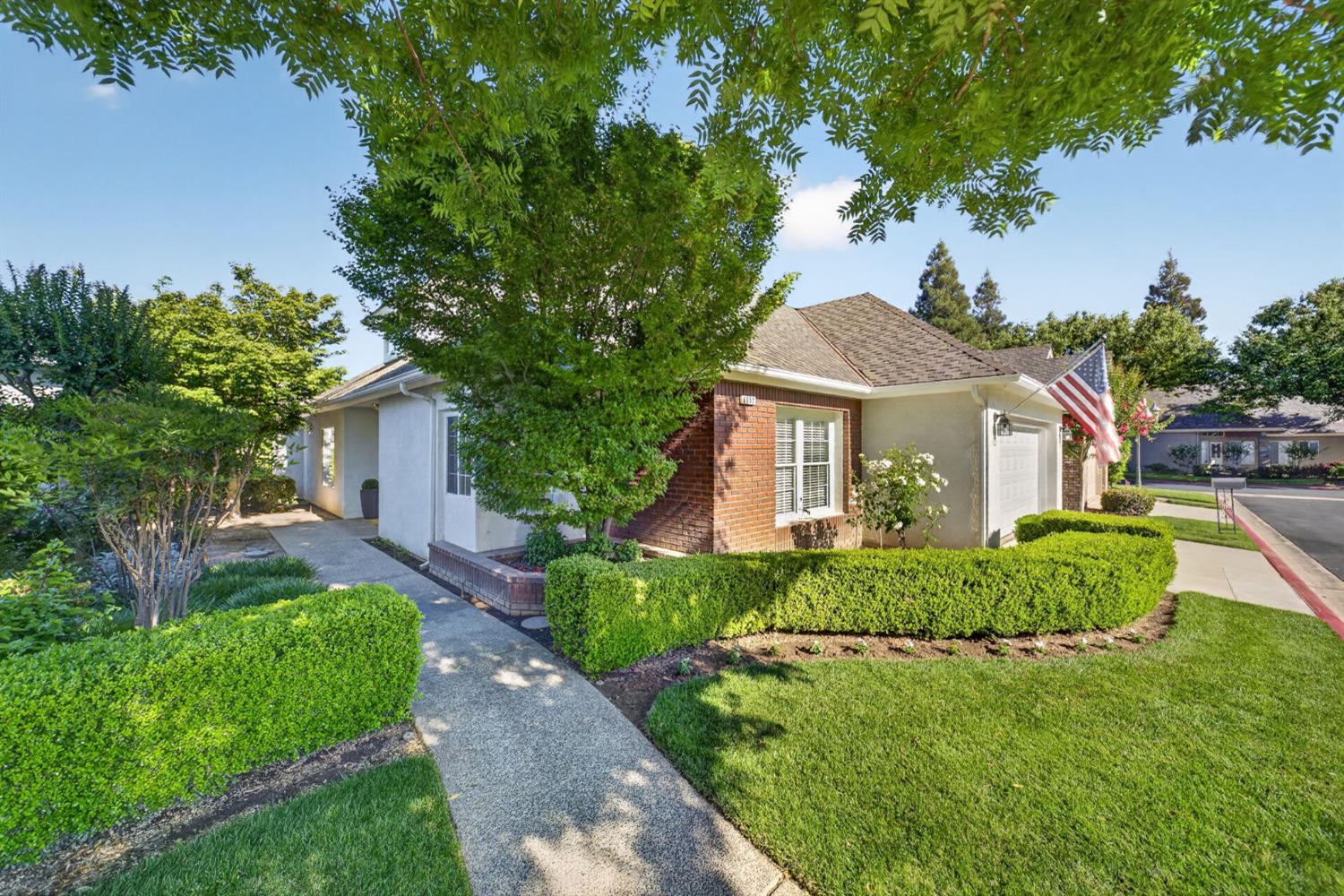 6652 N Seedlescombe Dr, Fresno, CA 93711