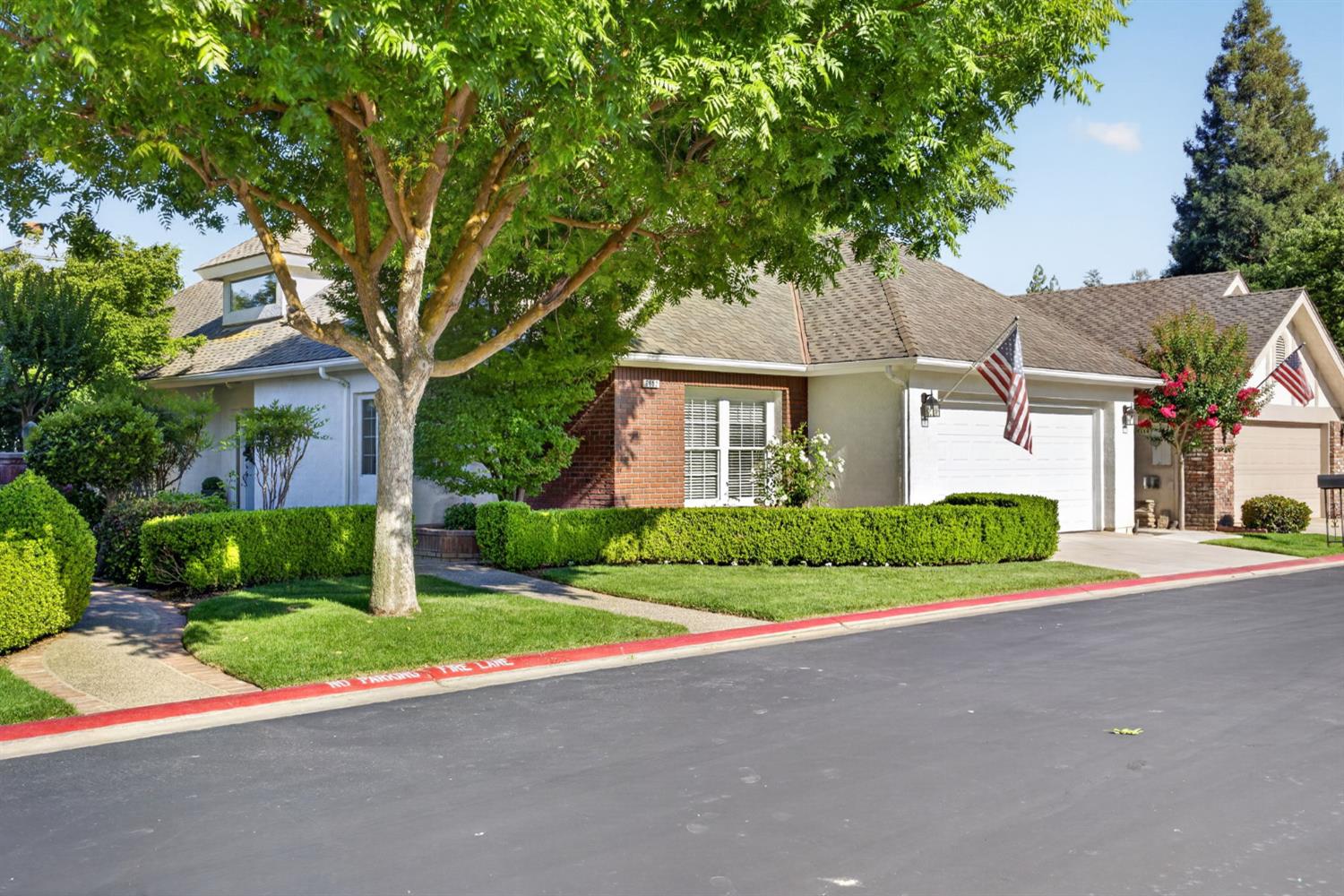 6652 N Seedlescombe Dr, Fresno, CA 93711
