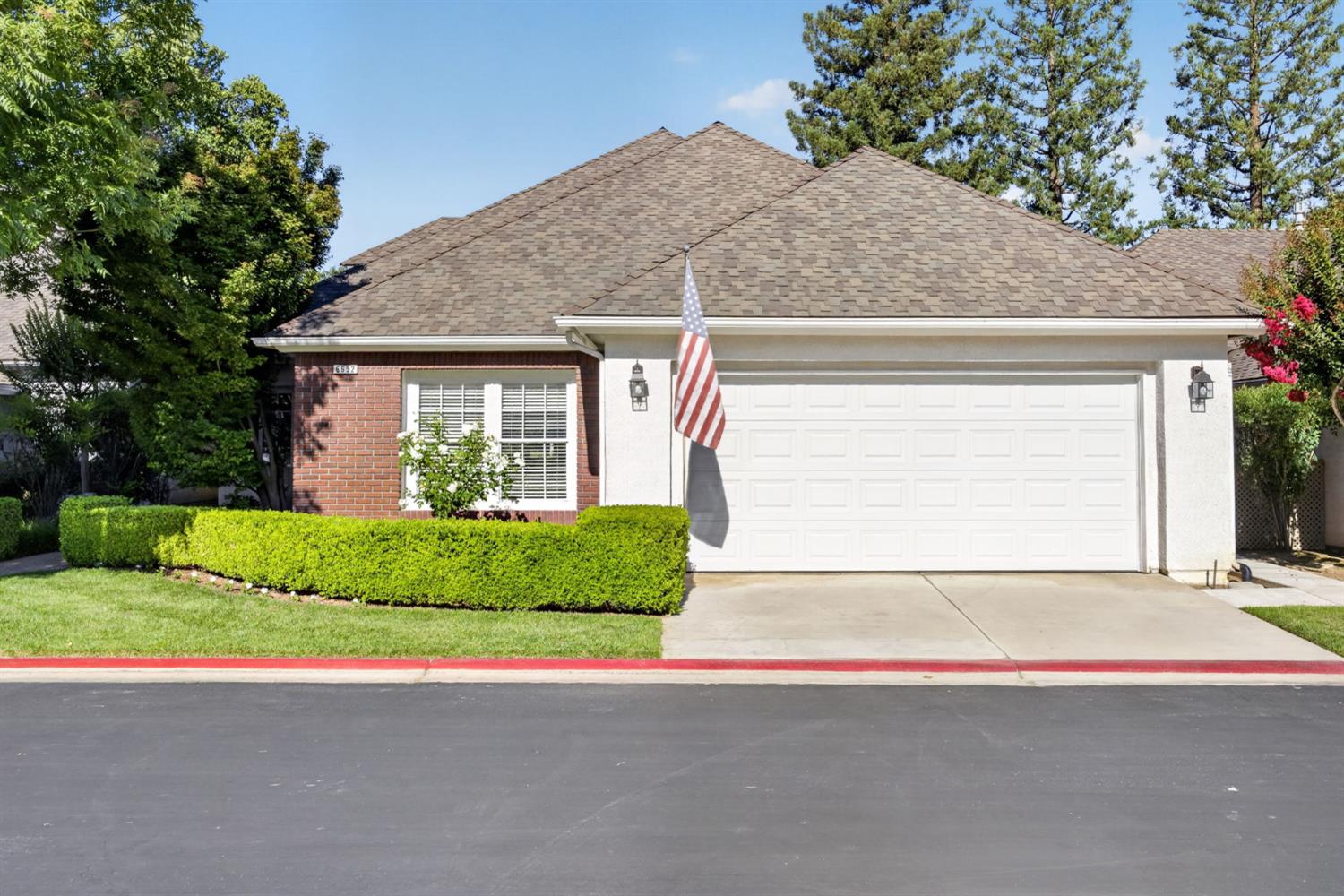 6652 N Seedlescombe Dr, Fresno, CA 93711