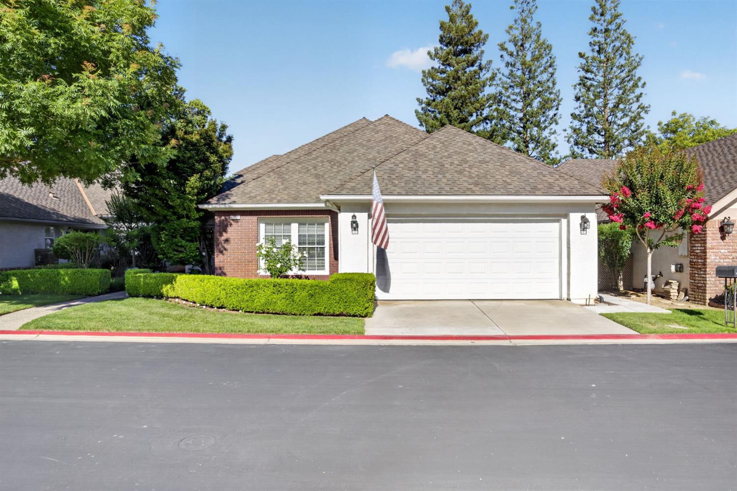 6652 N Seedlescombe Dr, Fresno, CA 93711