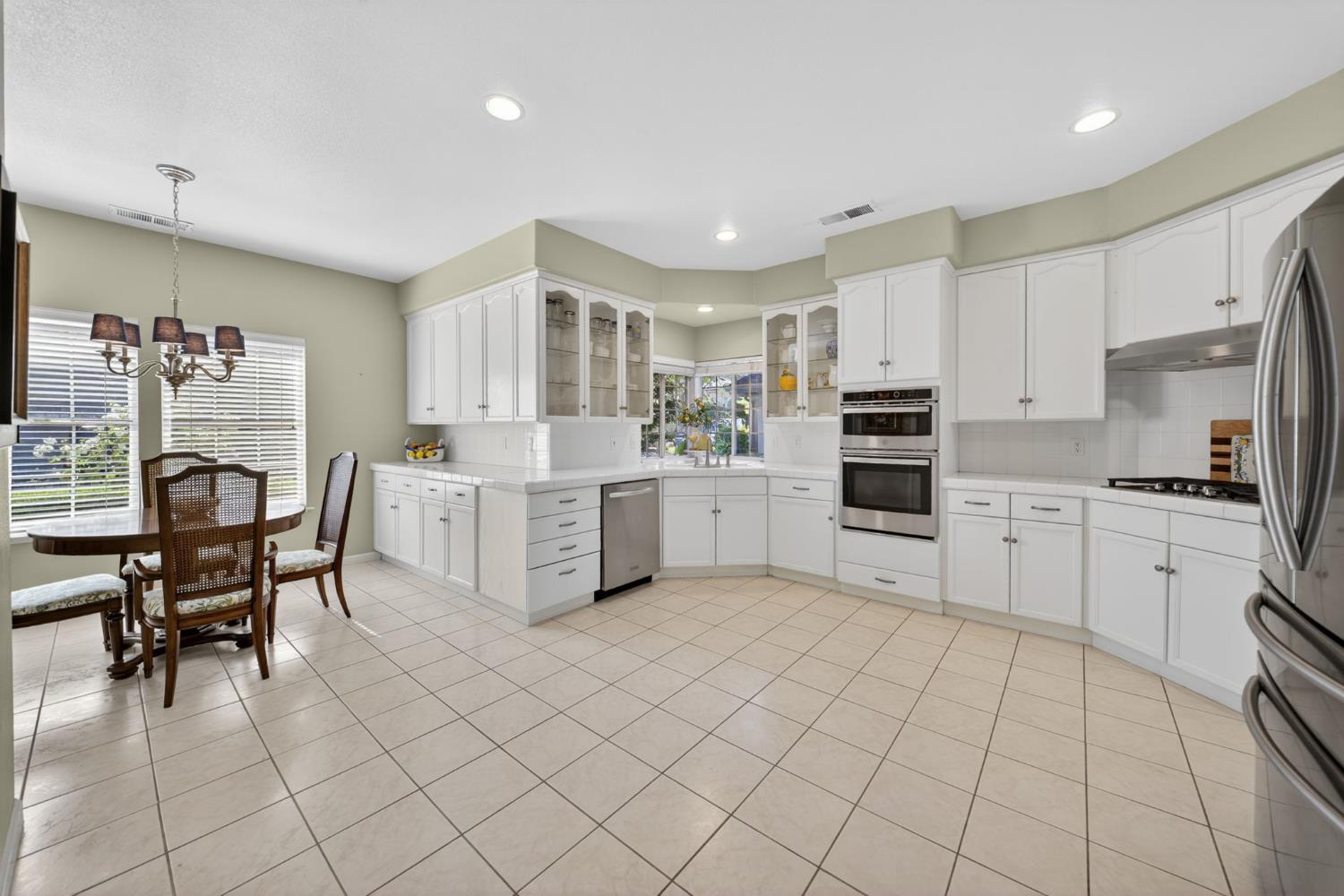 6652 N Seedlescombe Dr, Fresno, CA 93711