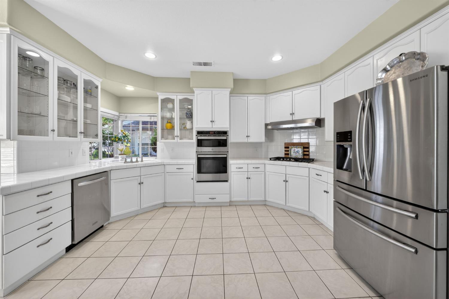 6652 N Seedlescombe Dr, Fresno, CA 93711