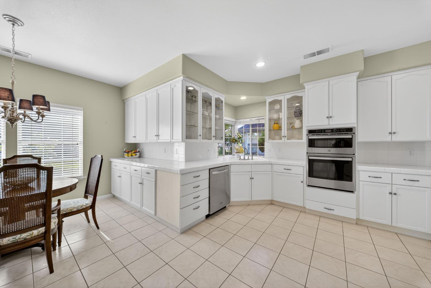 6652 N Seedlescombe Dr, Fresno, CA 93711