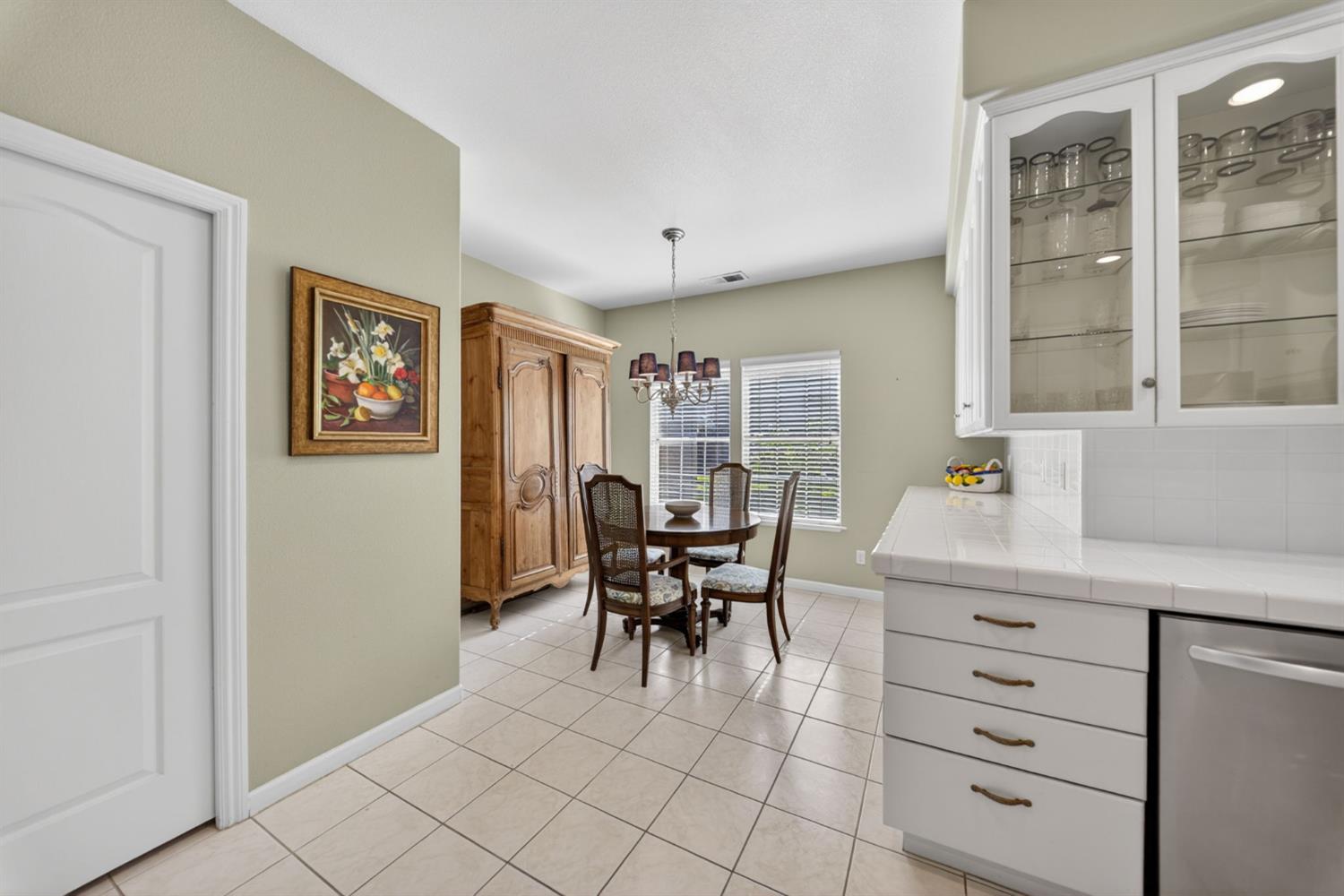 6652 N Seedlescombe Dr, Fresno, CA 93711