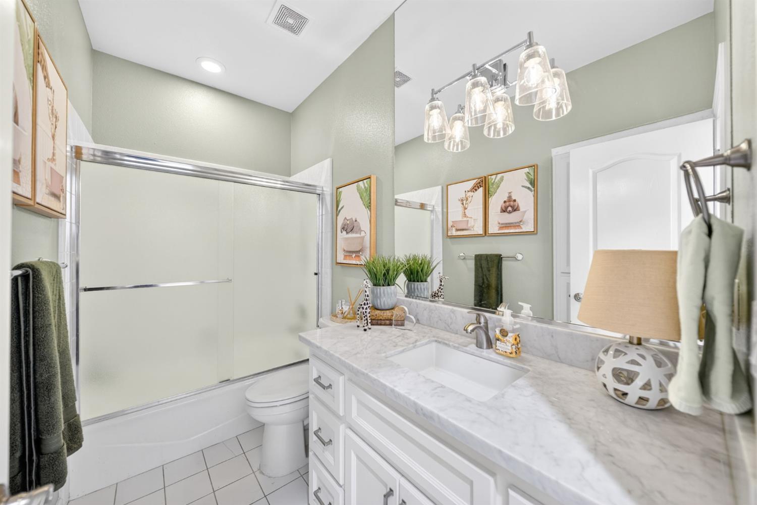 6652 N Seedlescombe Dr, Fresno, CA 93711