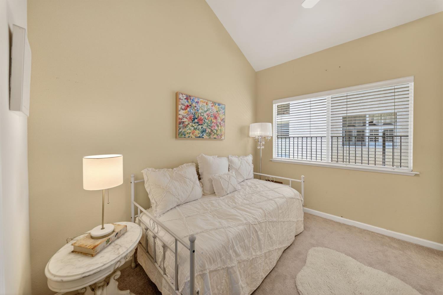 6652 N Seedlescombe Dr, Fresno, CA 93711