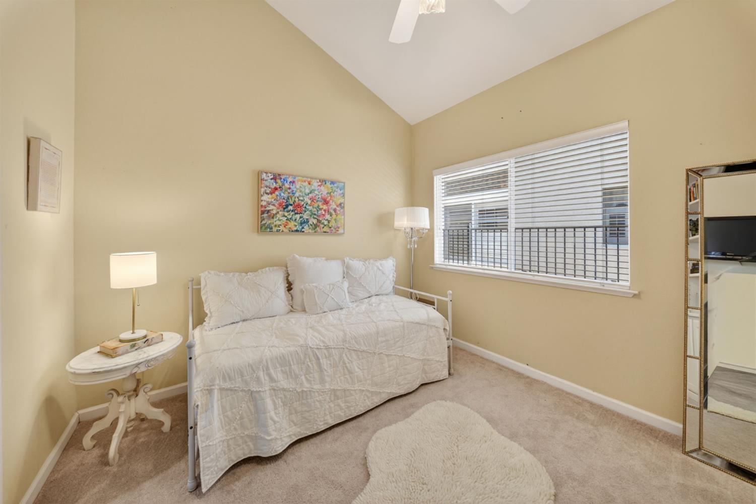 6652 N Seedlescombe Dr, Fresno, CA 93711