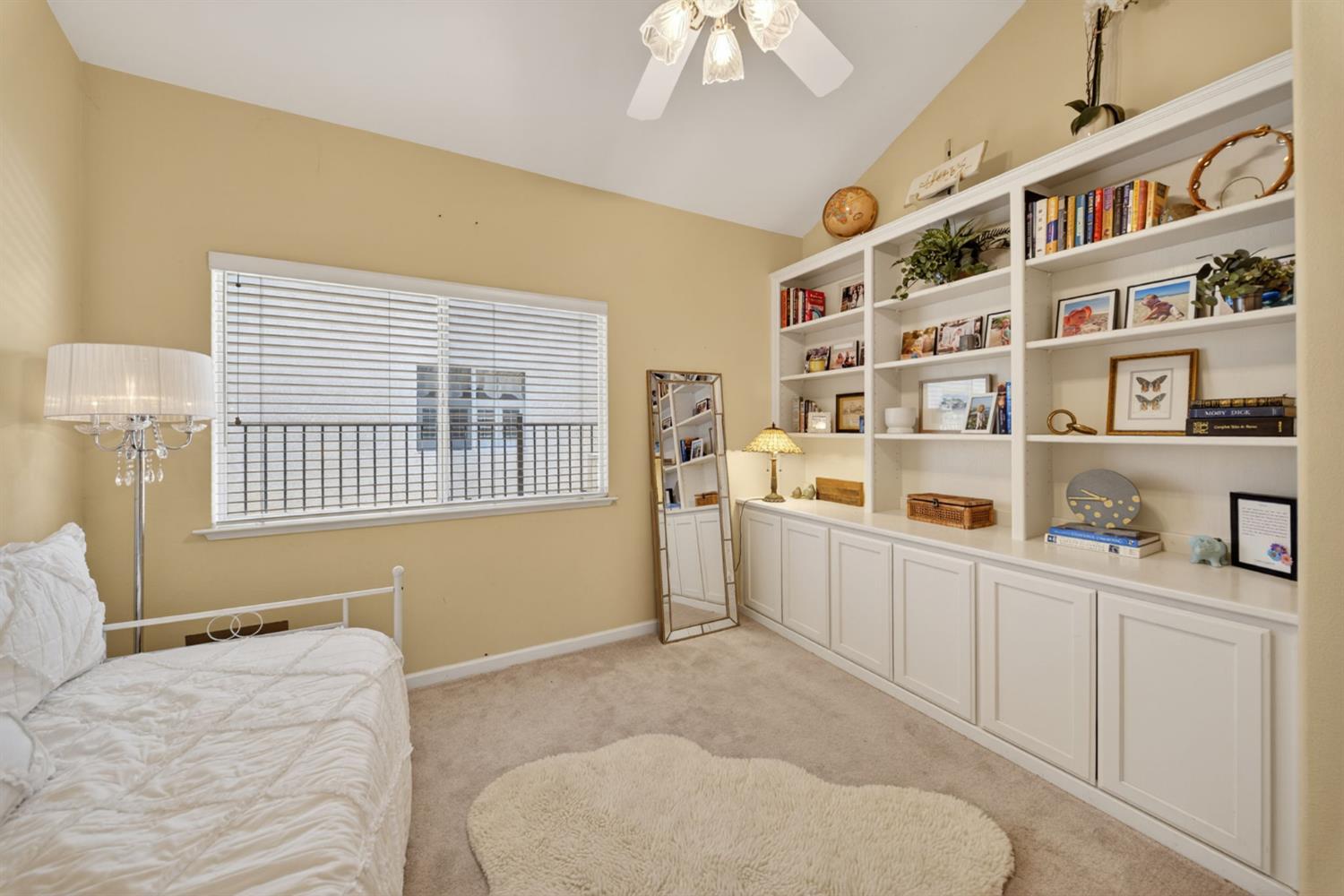 6652 N Seedlescombe Dr, Fresno, CA 93711