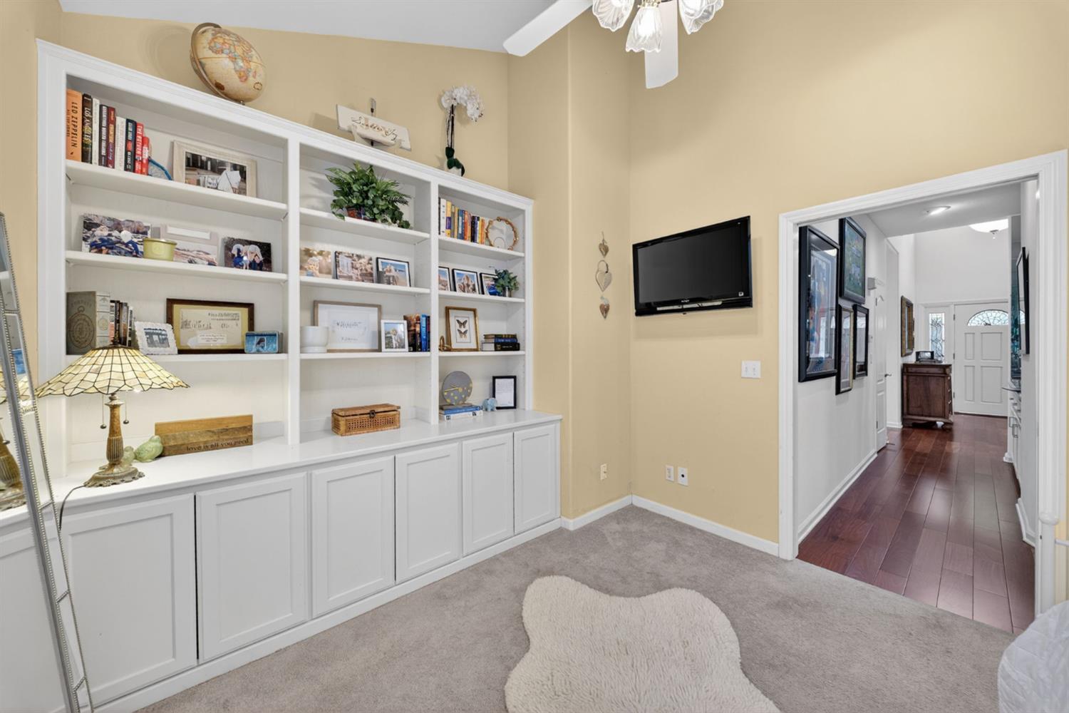 6652 N Seedlescombe Dr, Fresno, CA 93711