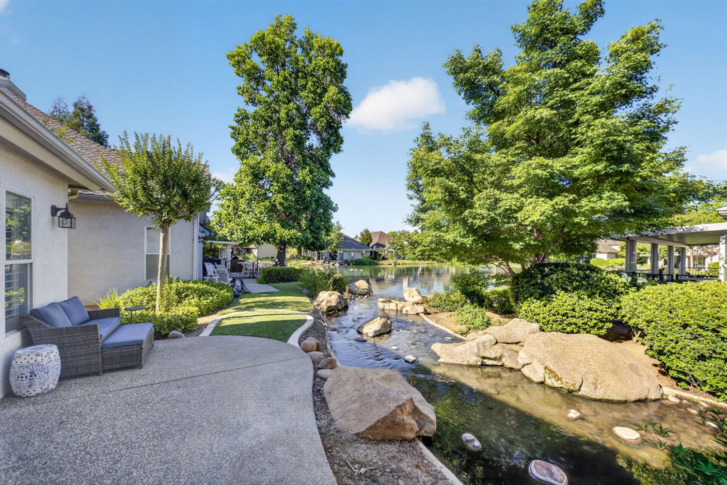 6652 N Seedlescombe Dr, Fresno, CA 93711
