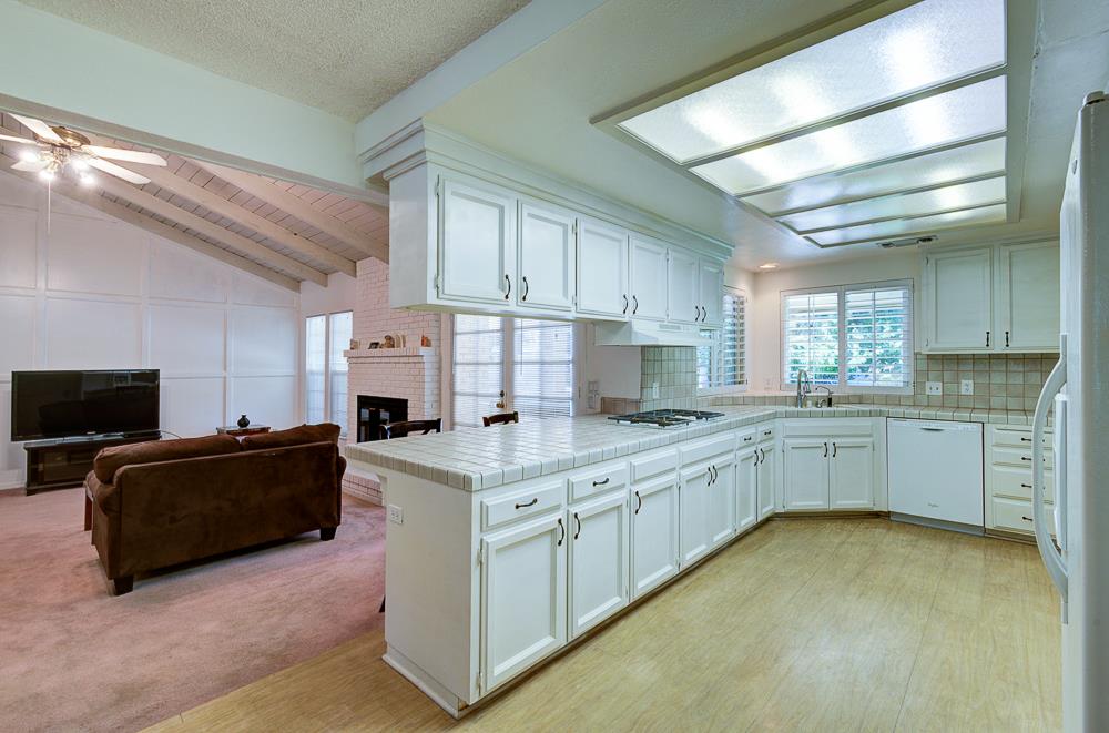 5612 Columbia Dr N, Fresno, CA 93727