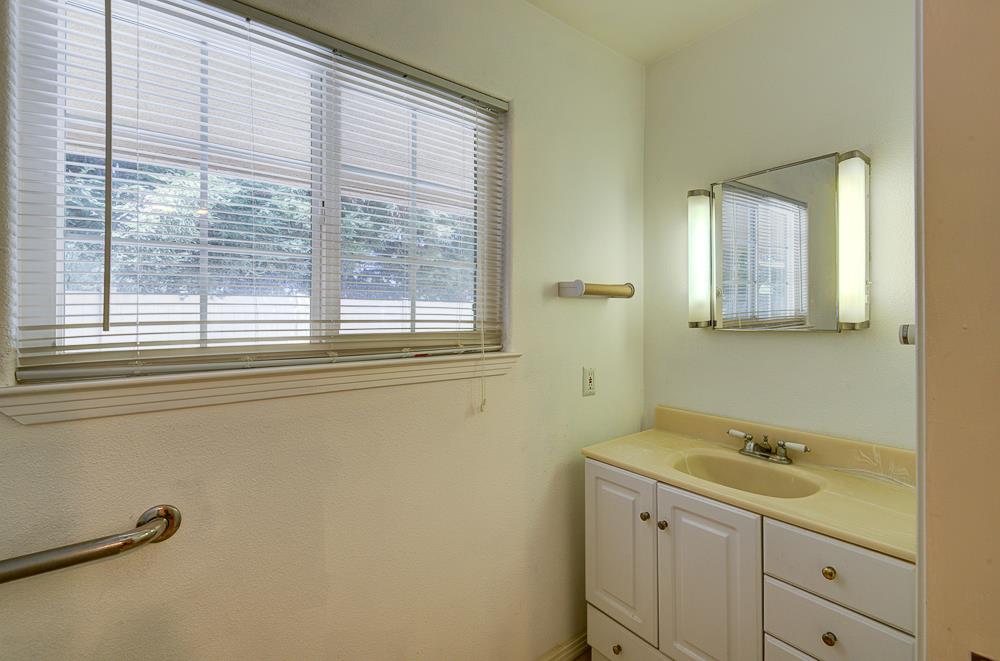 5612 Columbia Dr N, Fresno, CA 93727