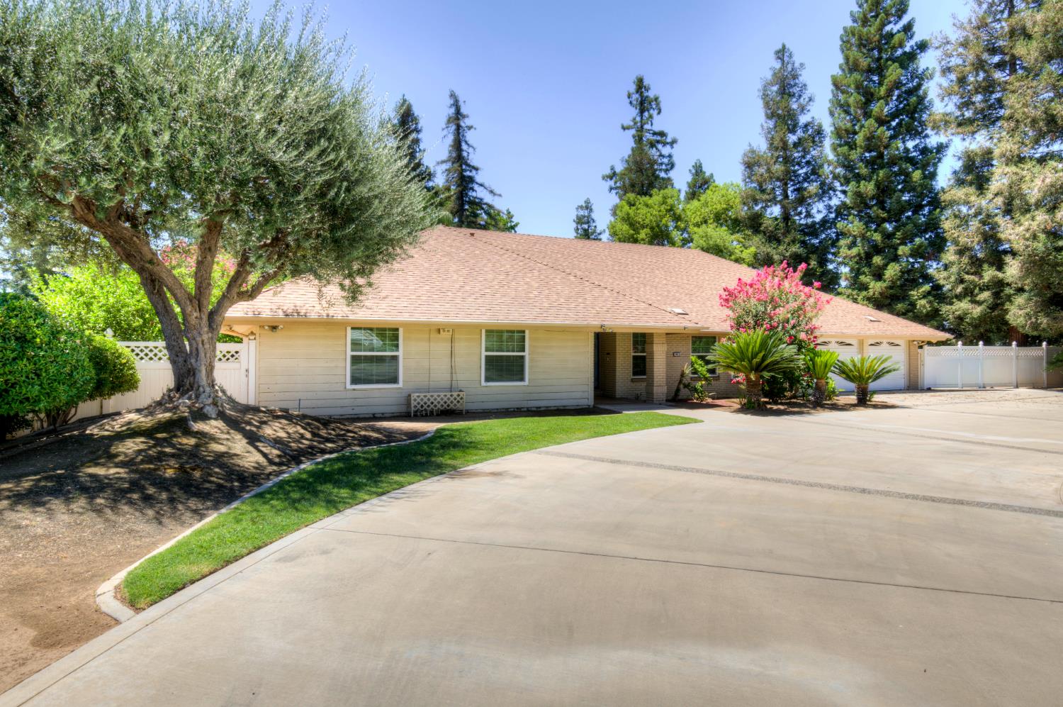 5612 Columbia Dr N, Fresno, CA 93727
