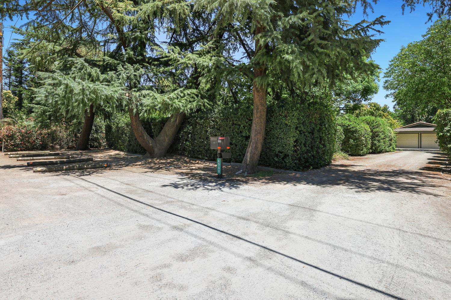 4550 N College Ave, Fresno, CA 93704