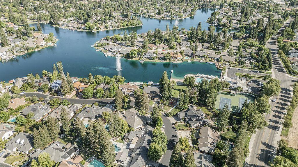 505 E Mariners Cir, Fresno, CA 93730