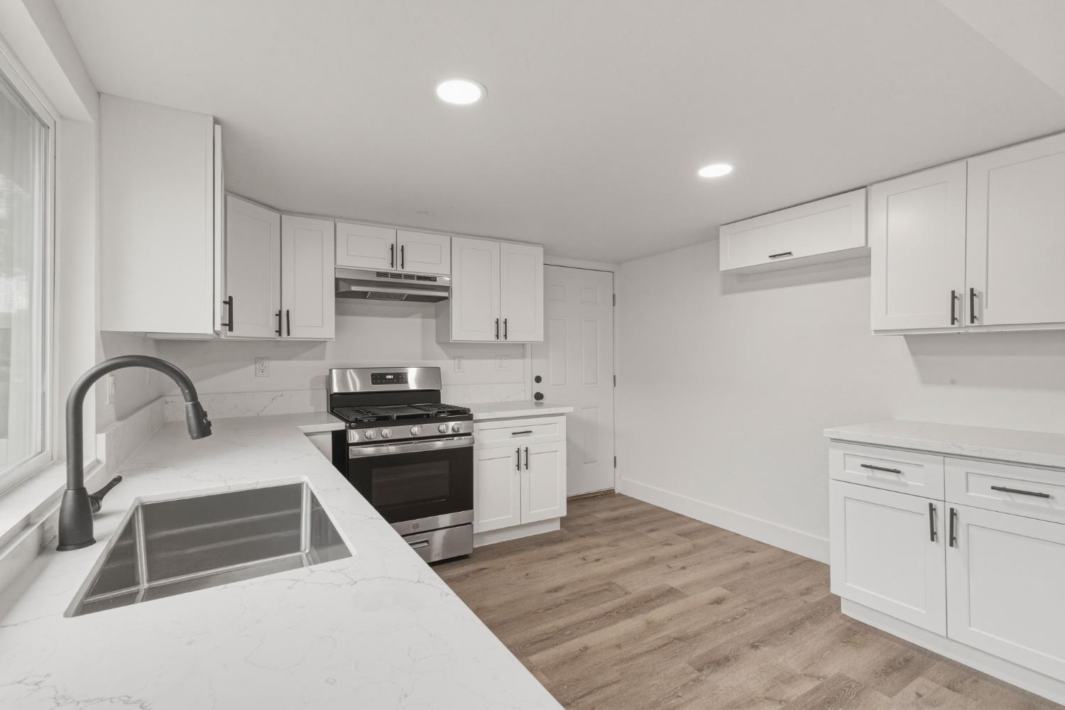 1127 J St, Reedley, CA 93654