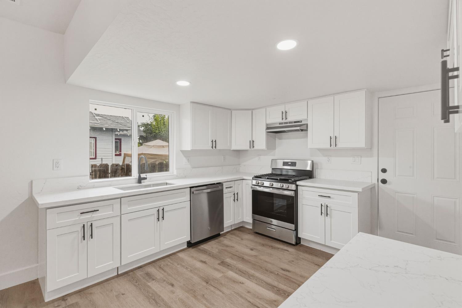 1127 J St, Reedley, CA 93654