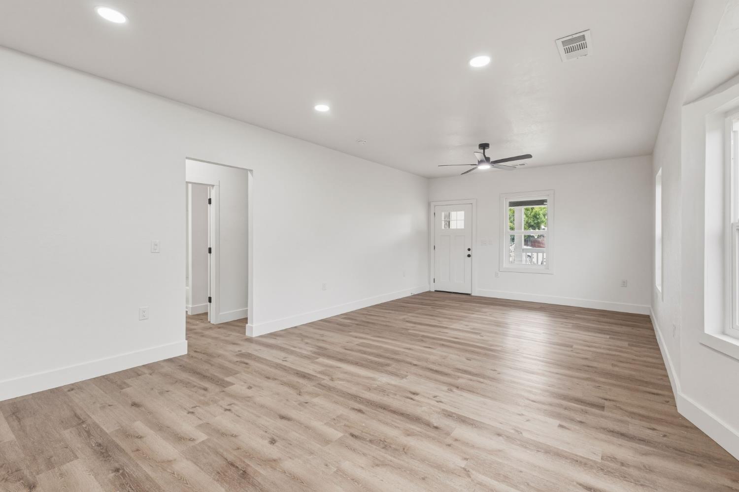 1127 J St, Reedley, CA 93654