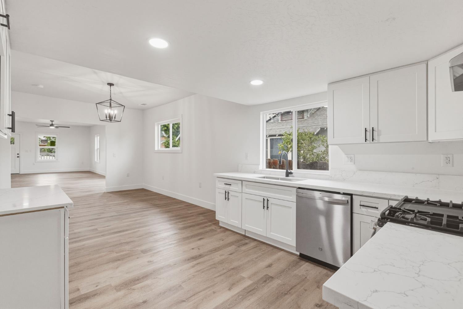 1127 J St, Reedley, CA 93654