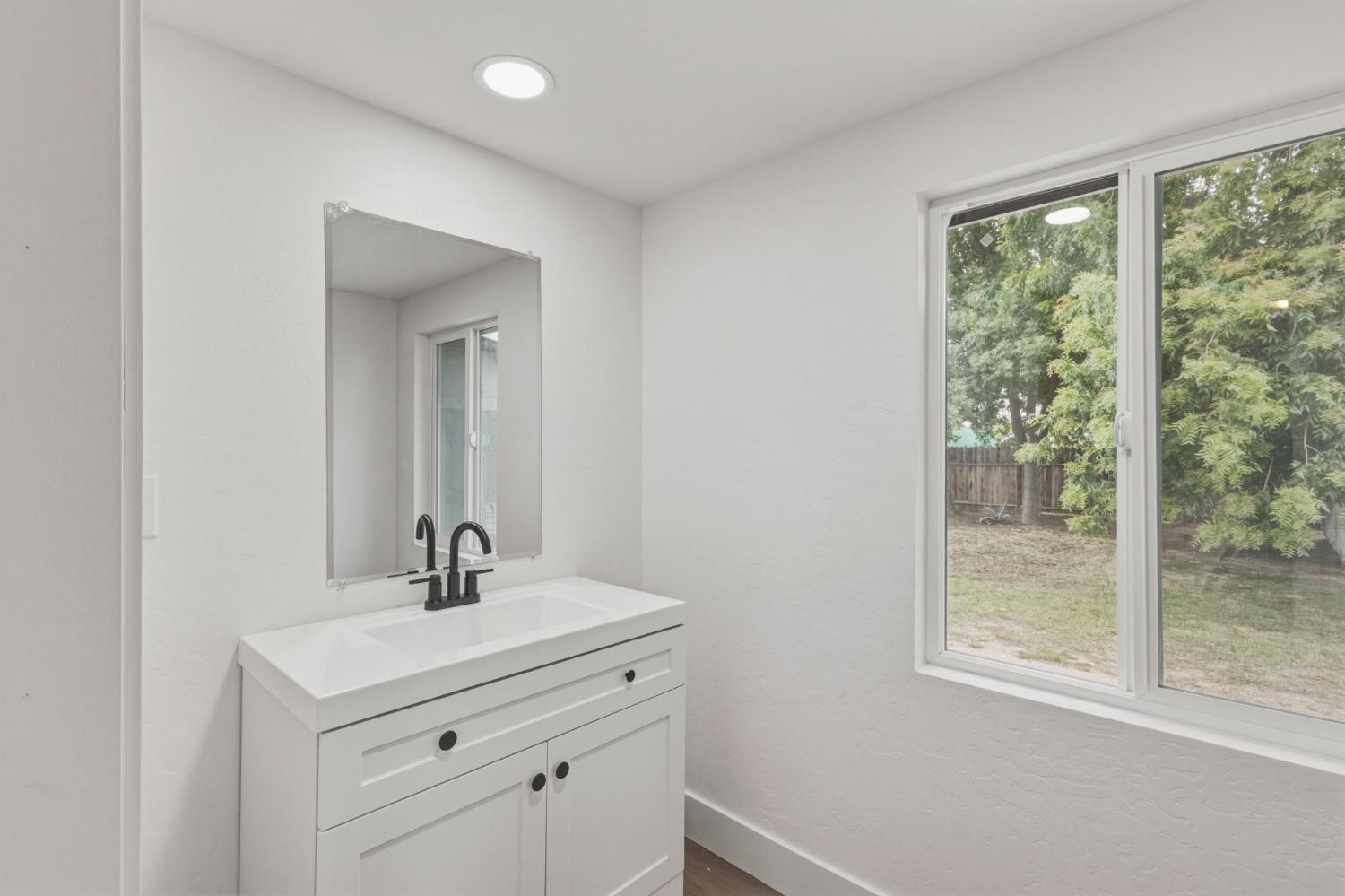 1127 J St, Reedley, CA 93654