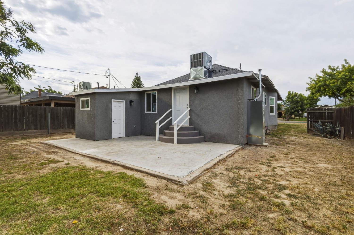 1127 J St, Reedley, CA 93654