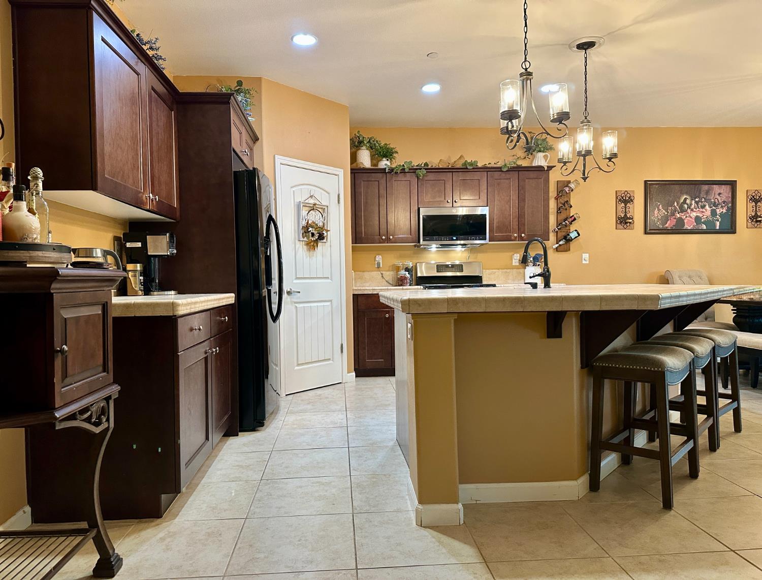 843 Bellis, Dinuba, CA 93618