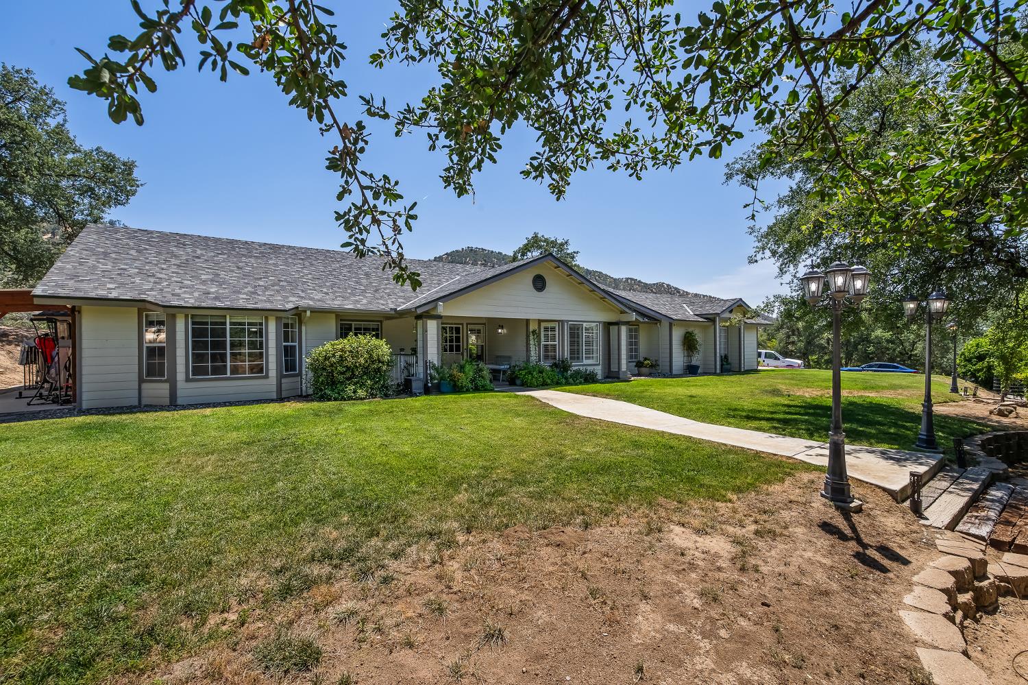 21965 Oak Hill Ln, Clovis, CA 93619