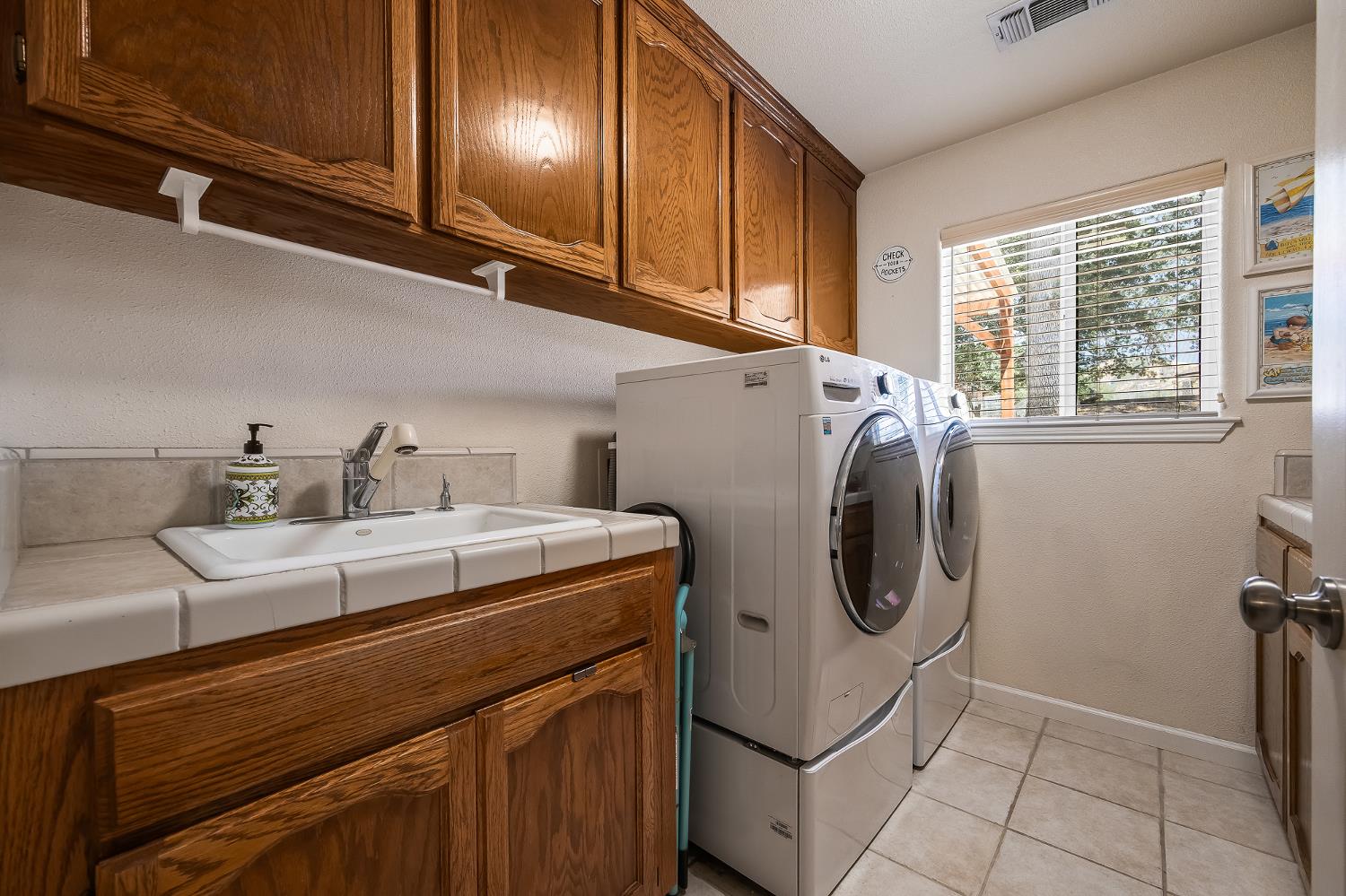 21965 Oak Hill Ln, Clovis, CA 93619