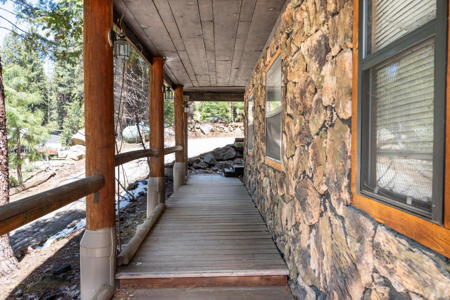 7426 Henness Ridge Rd, Yosemite West, CA 95389
