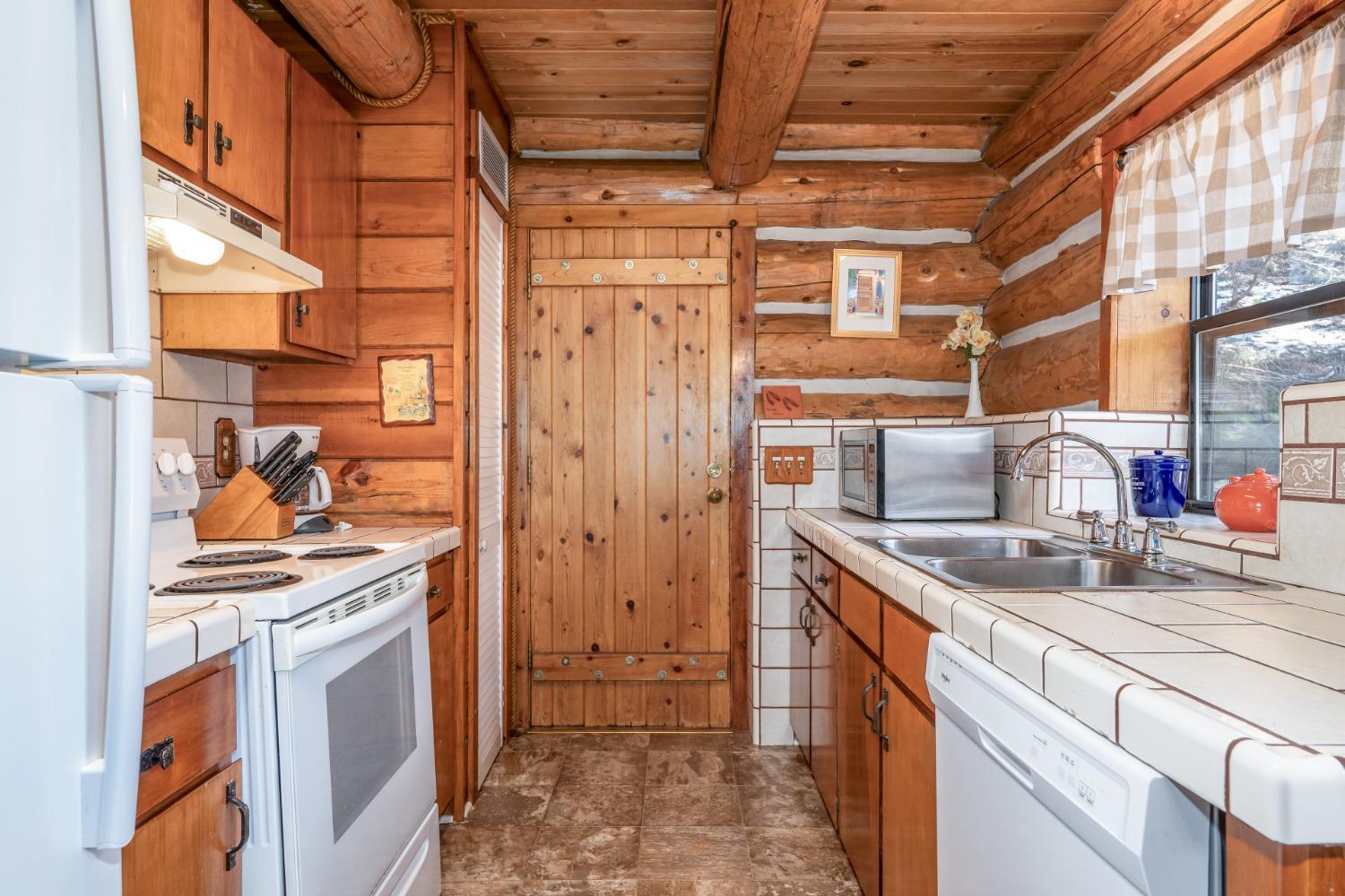 7426 Henness Ridge Rd, Yosemite West, CA 95389