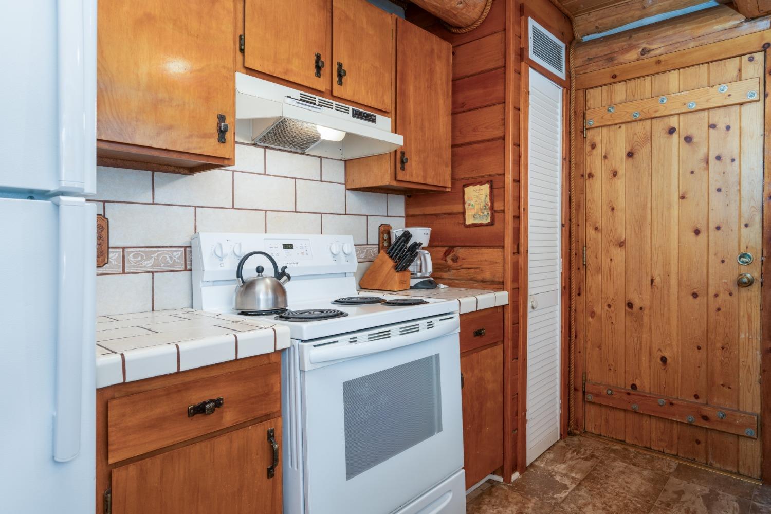 7426 Henness Ridge Rd, Yosemite West, CA 95389