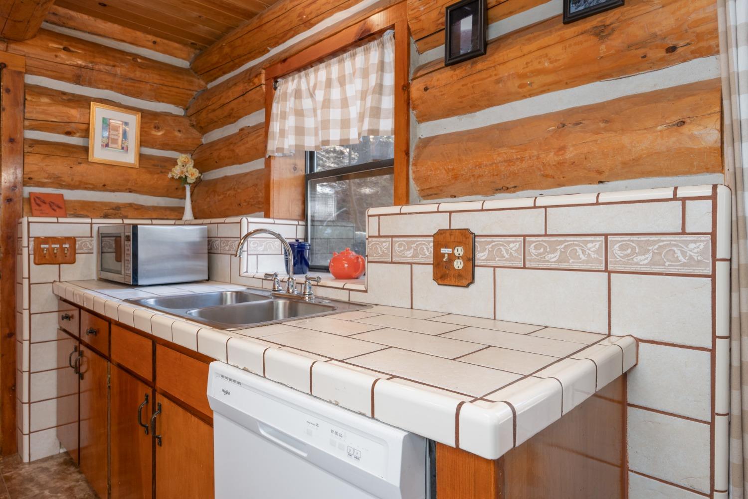 7426 Henness Ridge Rd, Yosemite West, CA 95389