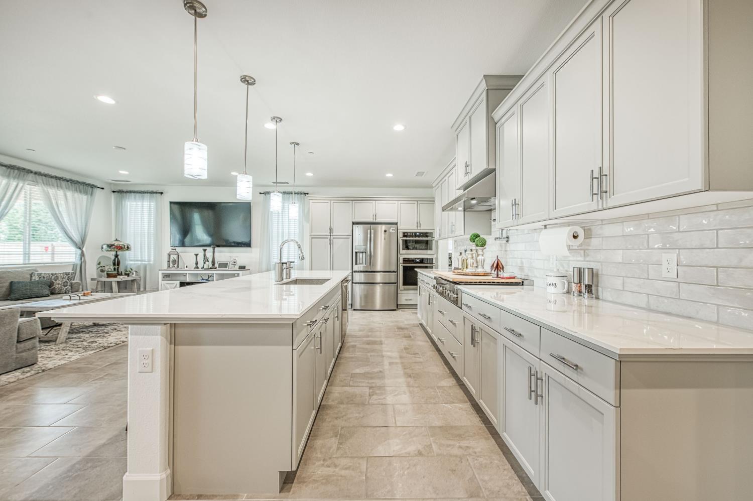 1122 Creekside Ave, Madera, CA 93636