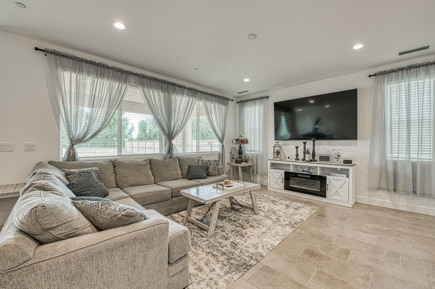 1122 Creekside Ave, Madera, CA 93636