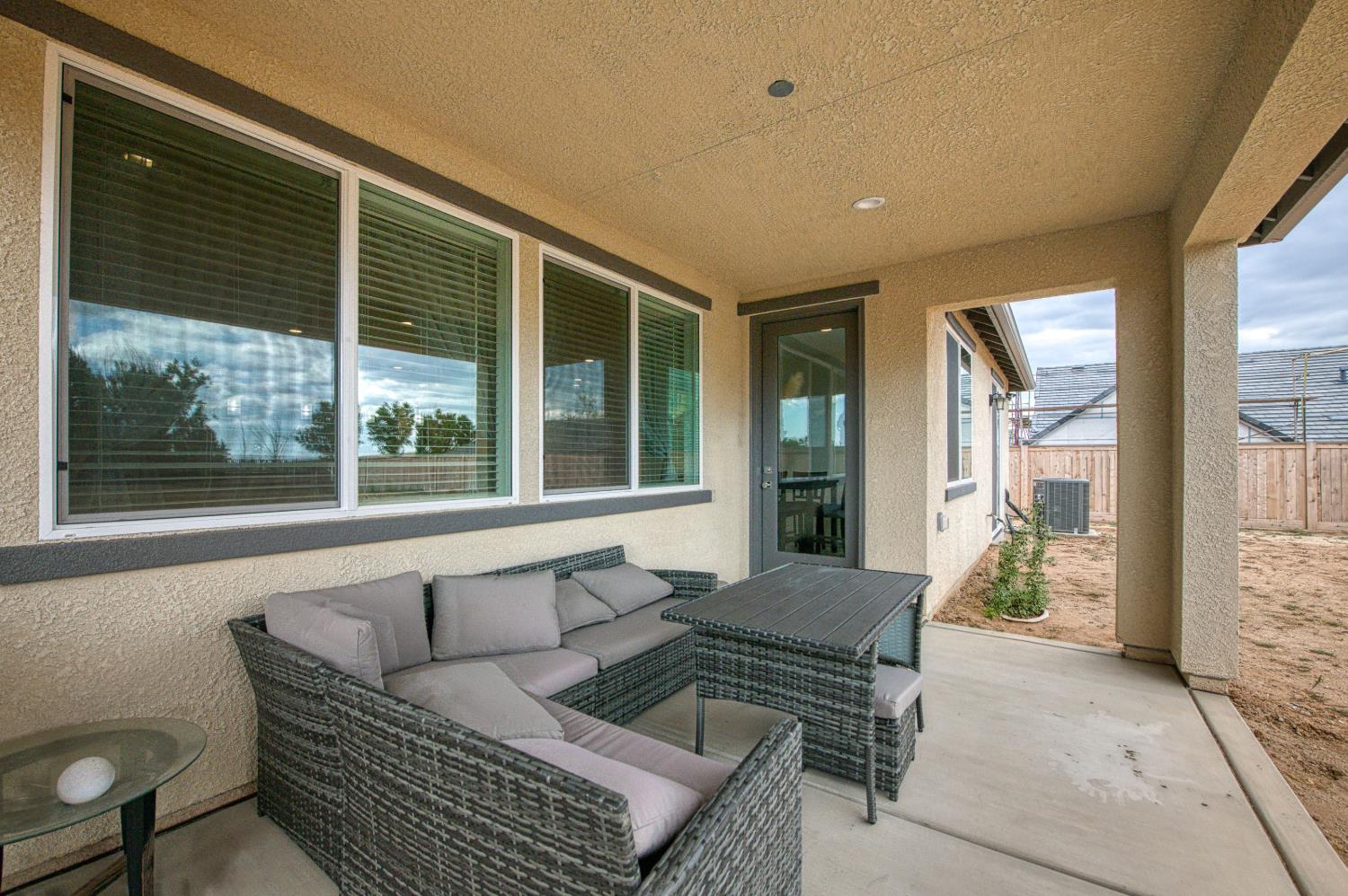 1122 Creekside Ave, Madera, CA 93636