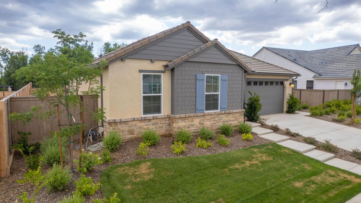 1122 Creekside Ave, Madera, CA 93636