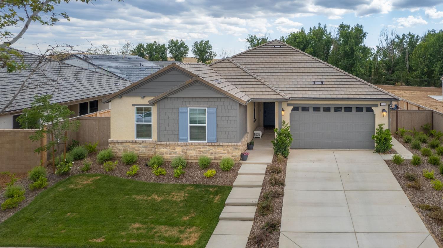 1122 Creekside Ave, Madera, CA 93636