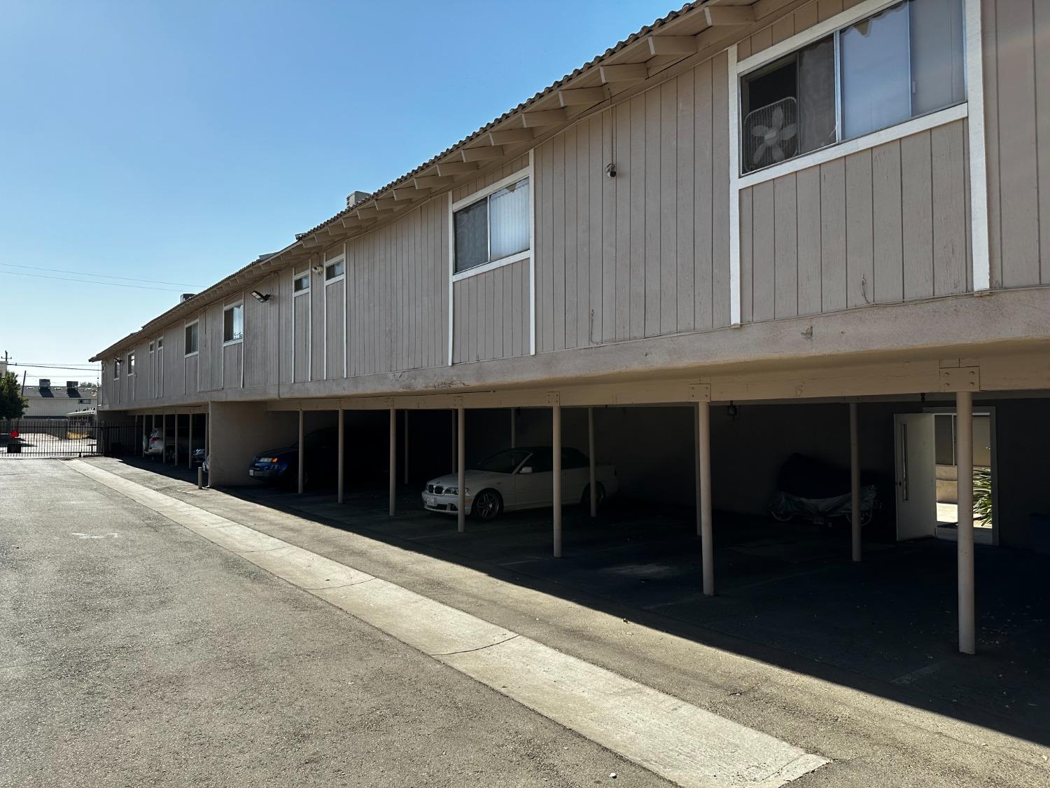 1905 E Pontiac Way, Fresno, CA 93726