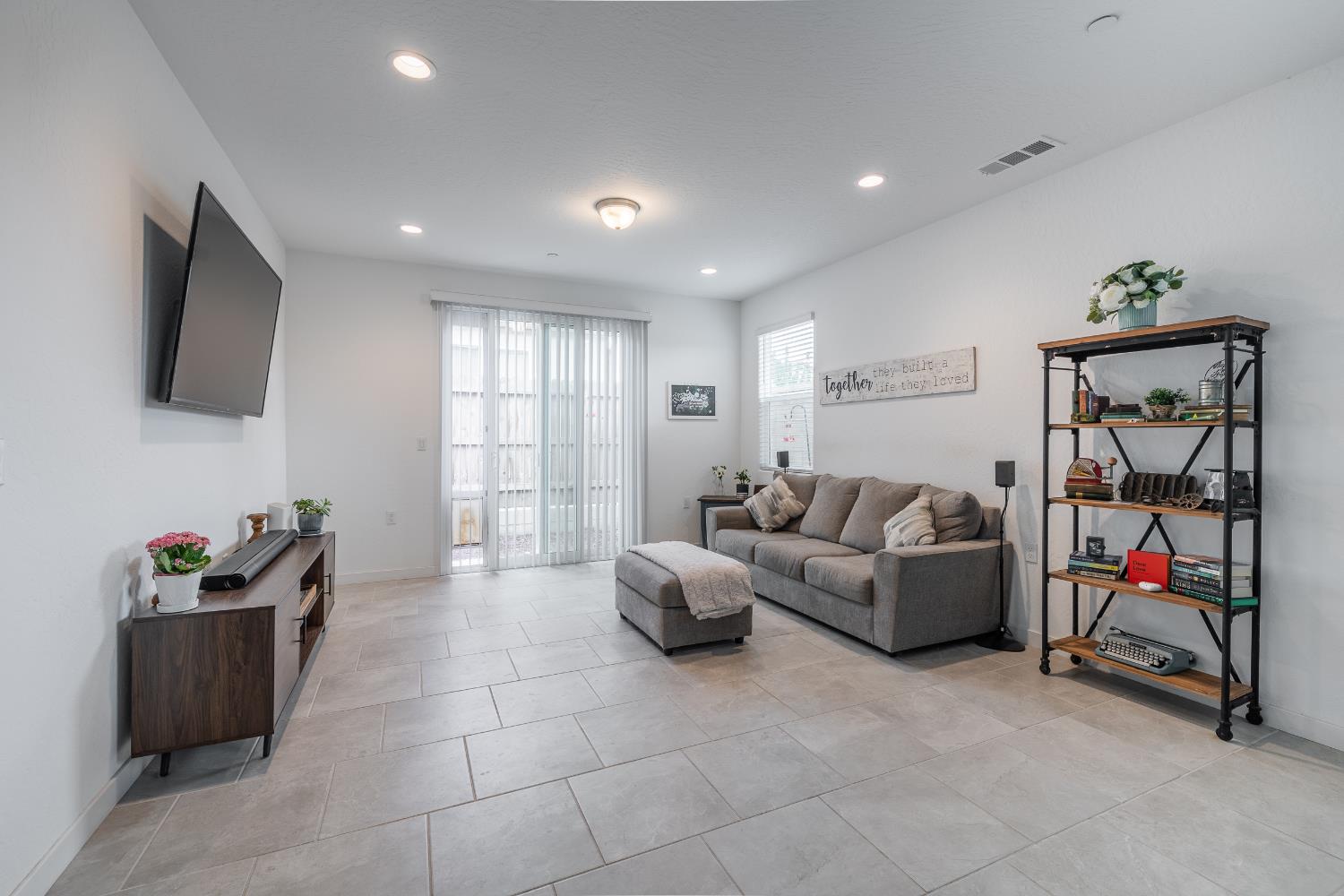 1180 Blue Oak Ln W, Madera, CA 93636