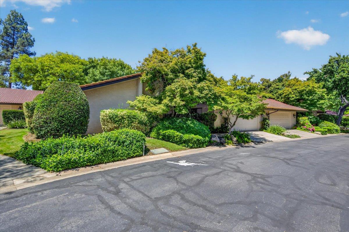 5564 N El Adobe Dr, Fresno, CA 93711