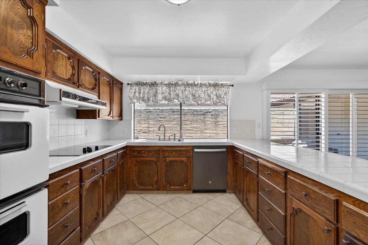 5564 N El Adobe Dr, Fresno, CA 93711