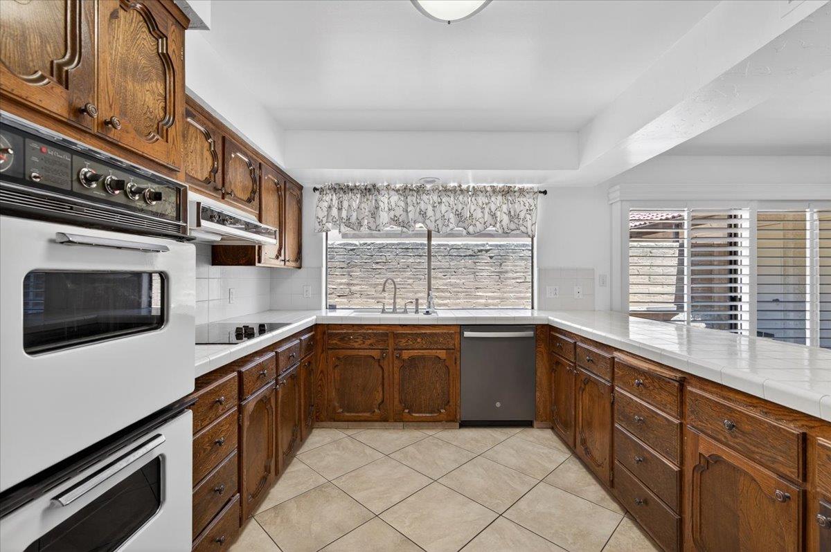 5564 N El Adobe Dr, Fresno, CA 93711