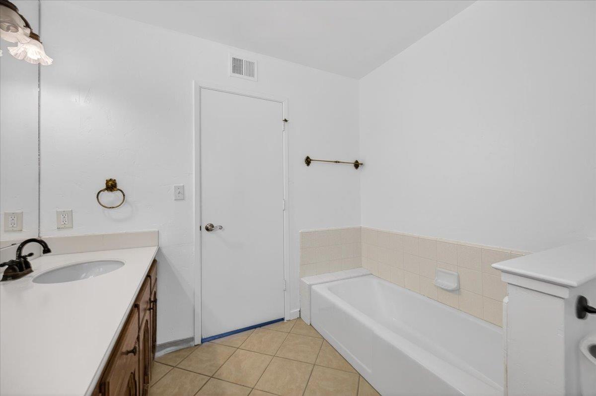 5564 N El Adobe Dr, Fresno, CA 93711